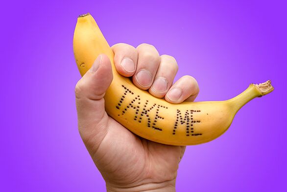 La banana in mano simboleggia un pene con una testa allargata