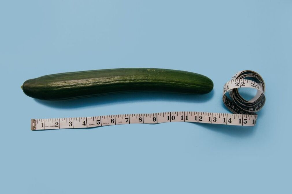 Misurazione della dimensione del pene con l'esempio di un cetriolo