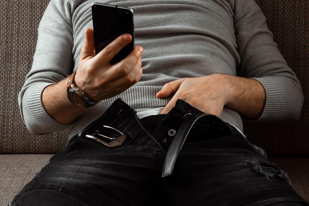 Un uomo prima di eseguire un esercizio per aumentare un membro