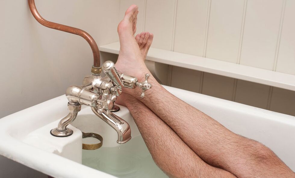 Un uomo prende un bagno con soda